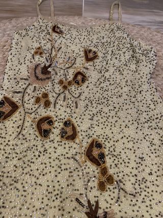 Vestido pedrería bordada beige y oro