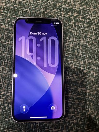 iPhone 12 mini con accessori