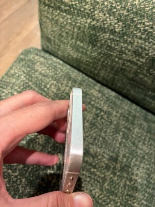 iPhone 12 mini con accessori