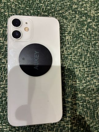 iPhone 12 mini con accessori