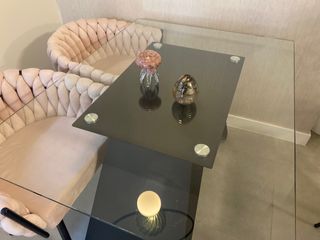 Mesa comedor diseño cristal y 4 sillas terciopelo