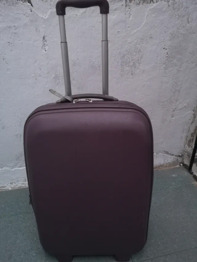 Maleta mediana morada con ruedas