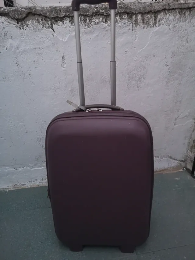 Maleta mediana morada con ruedas