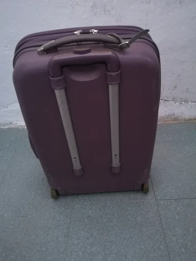 Maleta mediana morada con ruedas