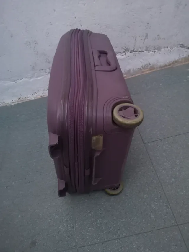 Maleta mediana morada con ruedas