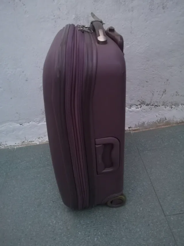 Maleta mediana morada con ruedas