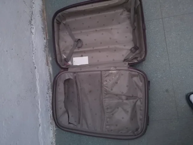 Maleta mediana morada con ruedas