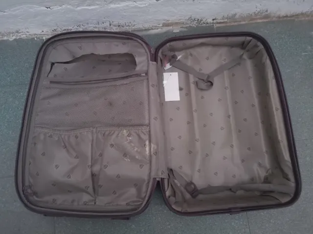 Maleta mediana morada con ruedas