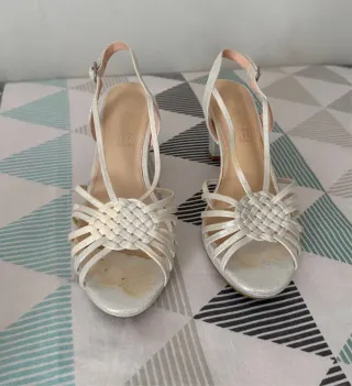 Zapatos de tacón plateados