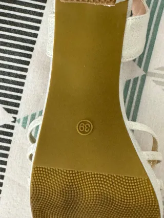 Zapatos de tacón plateados