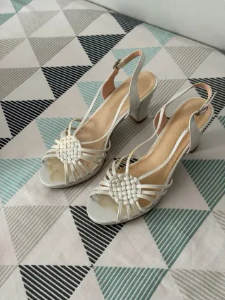 Zapatos de tacón plateados