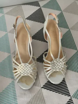 Zapatos de tacón plateados