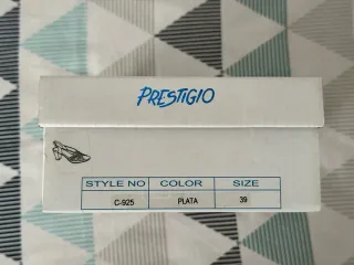 Zapatos de tacón plateados