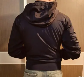 Chaqueta con capucha azul oscuro