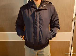 Chaqueta con capucha azul oscuro