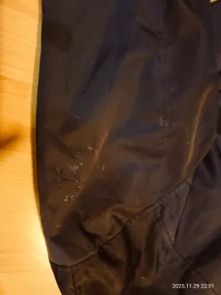 Chaqueta con capucha azul oscuro