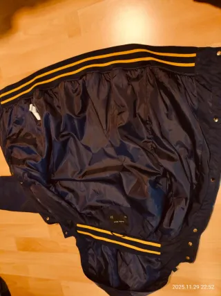 Chaqueta con capucha azul oscuro