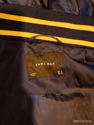 Chaqueta con capucha azul oscuro