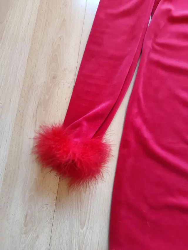Vestido rojo terciopelo con plumas