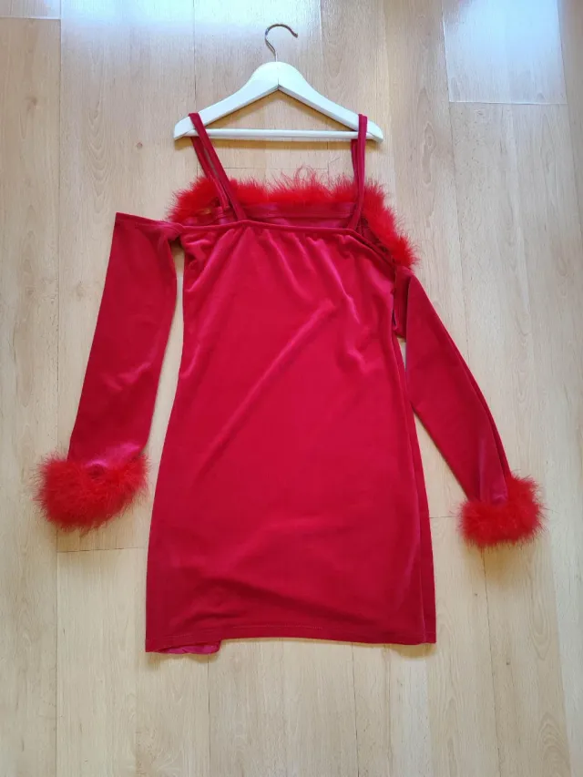 Vestido rojo terciopelo con plumas