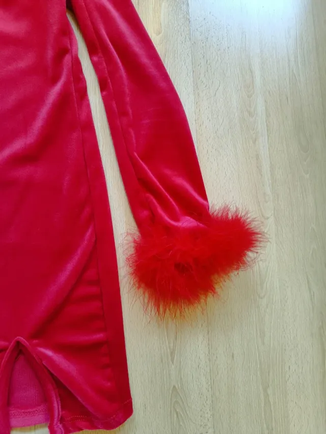 Vestido rojo terciopelo con plumas