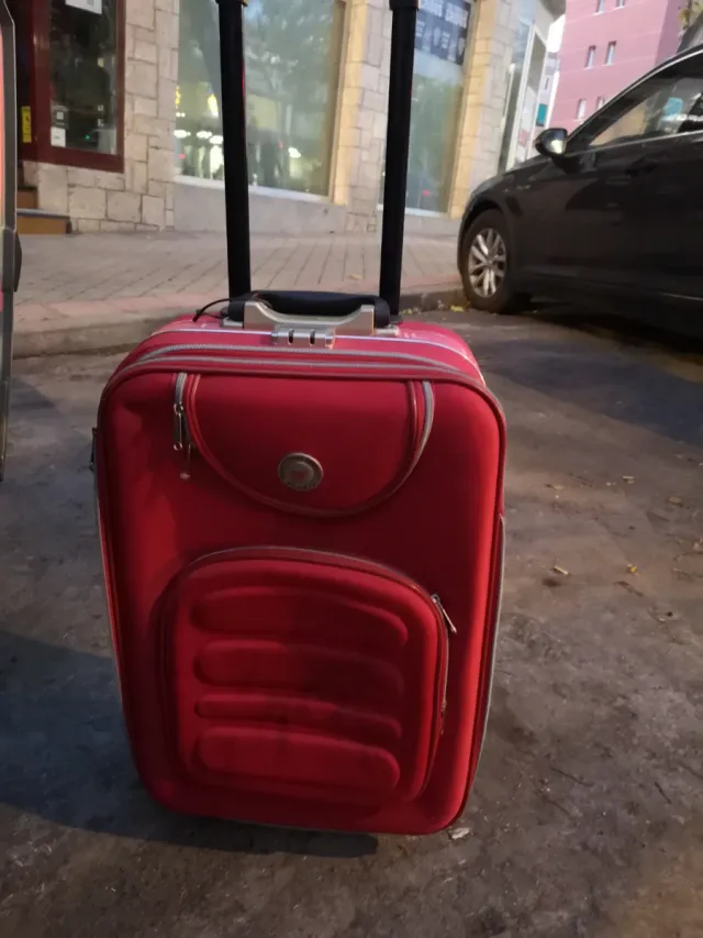 Maleta mediana roja con ruedas