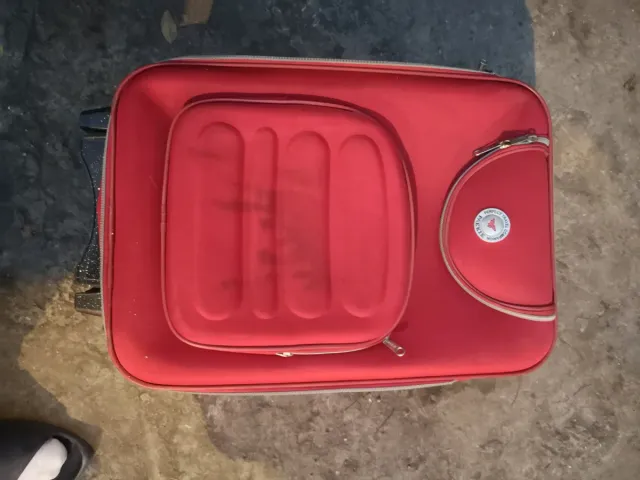 Maleta mediana roja con ruedas