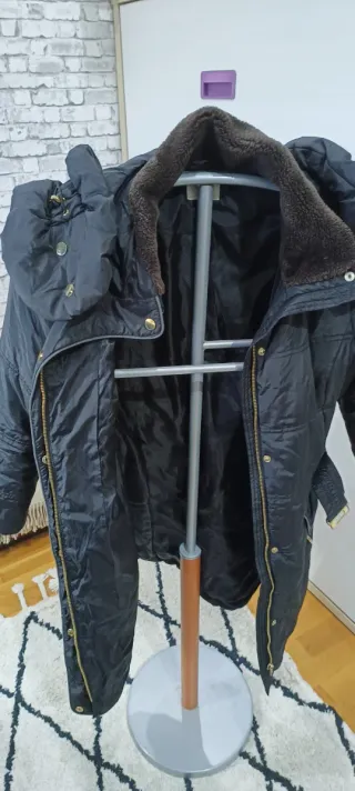 Parka negra con cinturón