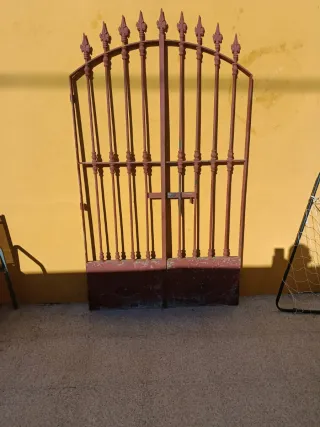 Puerta exterior de hierro forjado