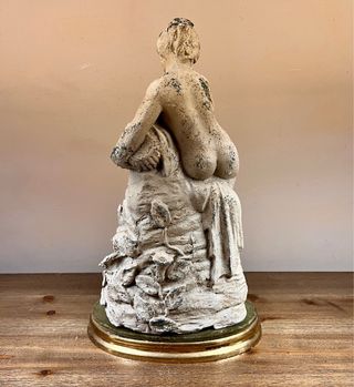 Escultura Ninfa clásica con cántaro años 50