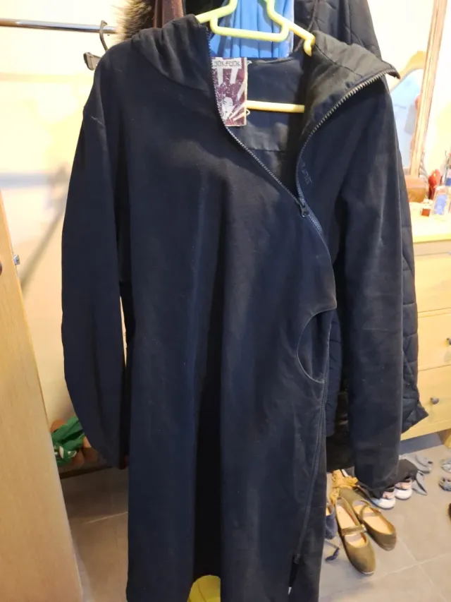 Chaqueta larga negra con cremallera