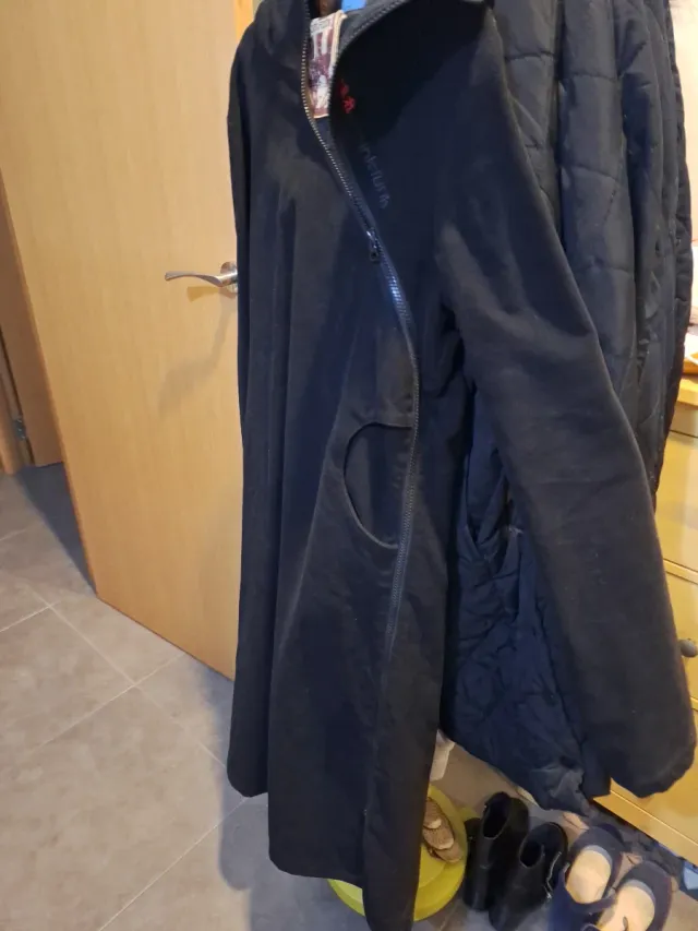 Chaqueta larga negra con cremallera