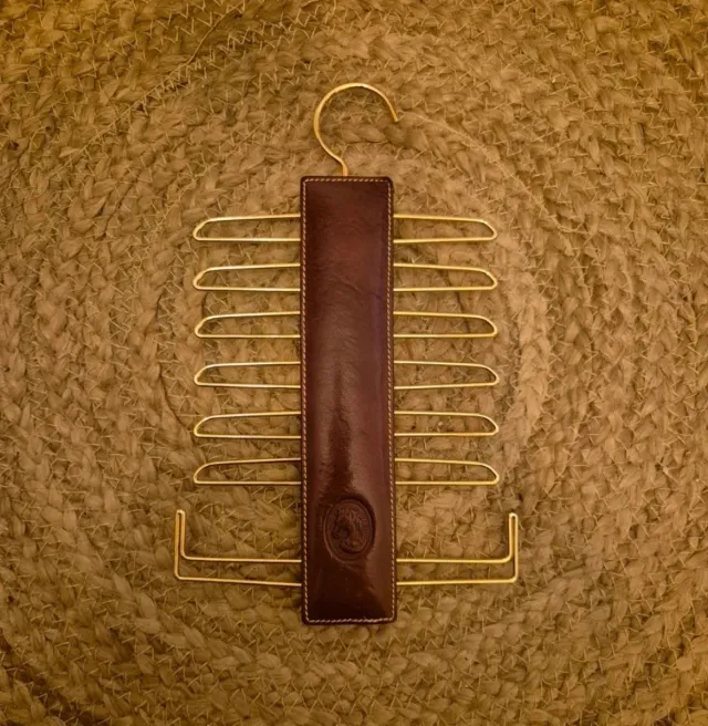 Appendiabiti in pelle per cravatte e cinture.