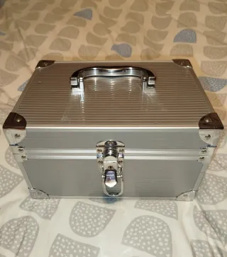 Maletín de maquillaje plateado