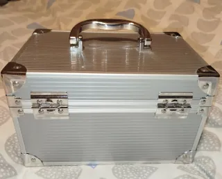 Maletín de maquillaje plateado