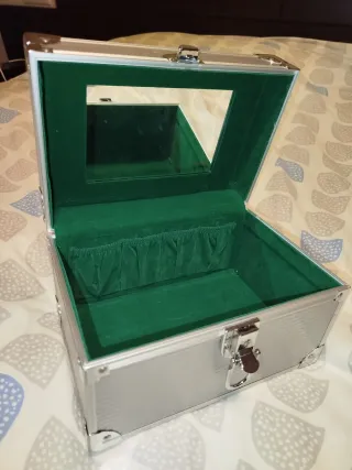 Maletín de maquillaje plateado