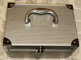 Maletín de maquillaje plateado