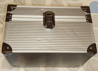 Maletín de maquillaje plateado