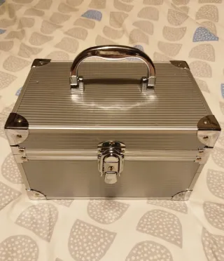 Maletín de maquillaje plateado