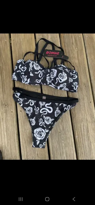 Bikini serpientes y rosas