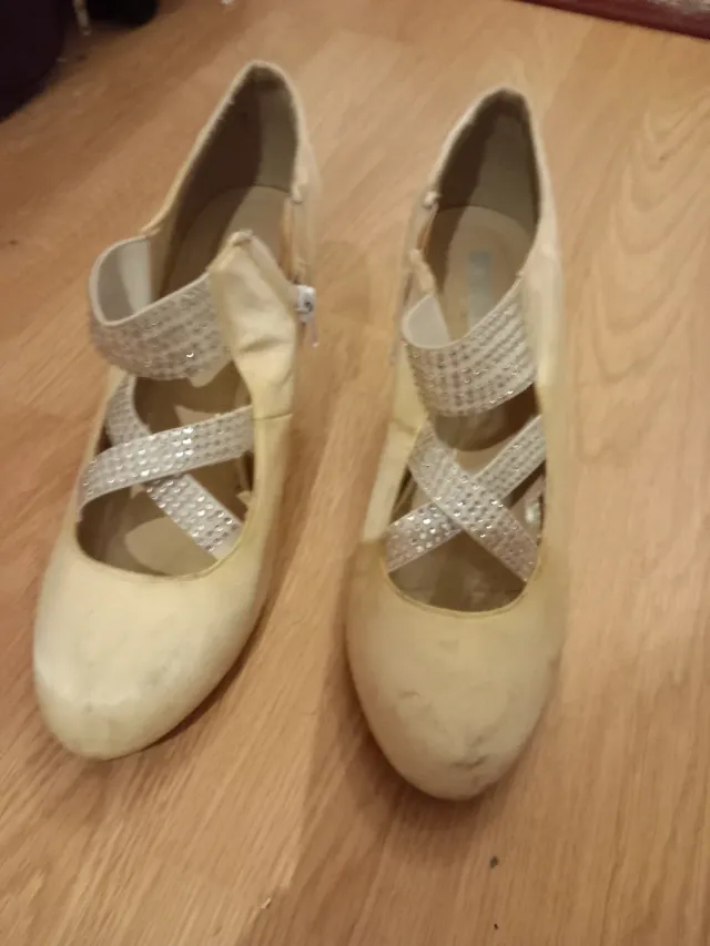 Zapatos Beige y Plateados con Brillantes