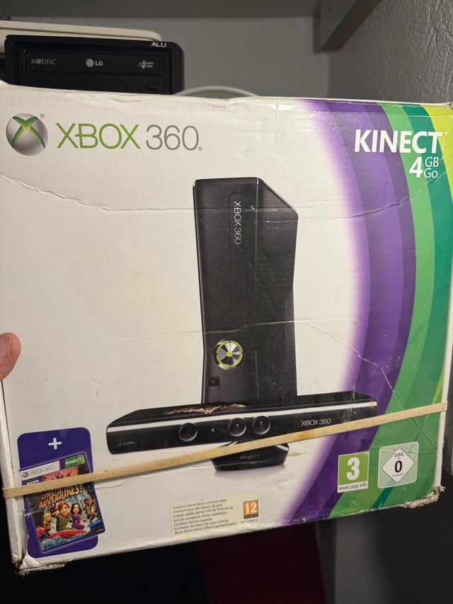 Xbox 360 Kinect 4GB + Kinect Adventures