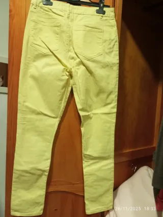 Pantalones amarillos