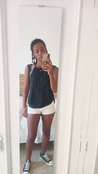 Conjunto Top Negro y Shorts Blancos