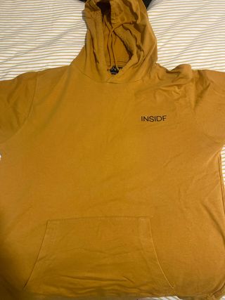 Sudadera amarilla con bolsillo y capucha