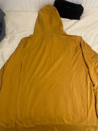 Sudadera amarilla con bolsillo y capucha