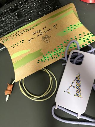 Funda iPhone 12 Lila con Inicial A y Cable