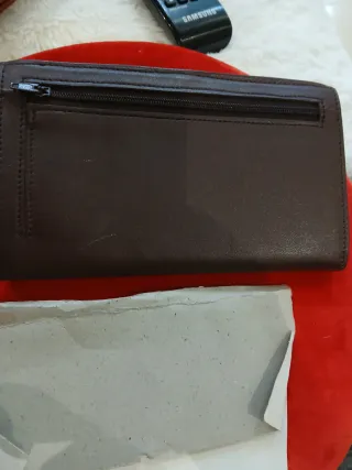 Elegante cartera de piel nueva