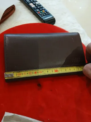 Elegante cartera de piel nueva