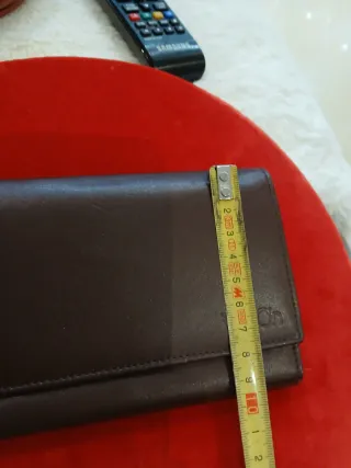 Elegante cartera de piel nueva